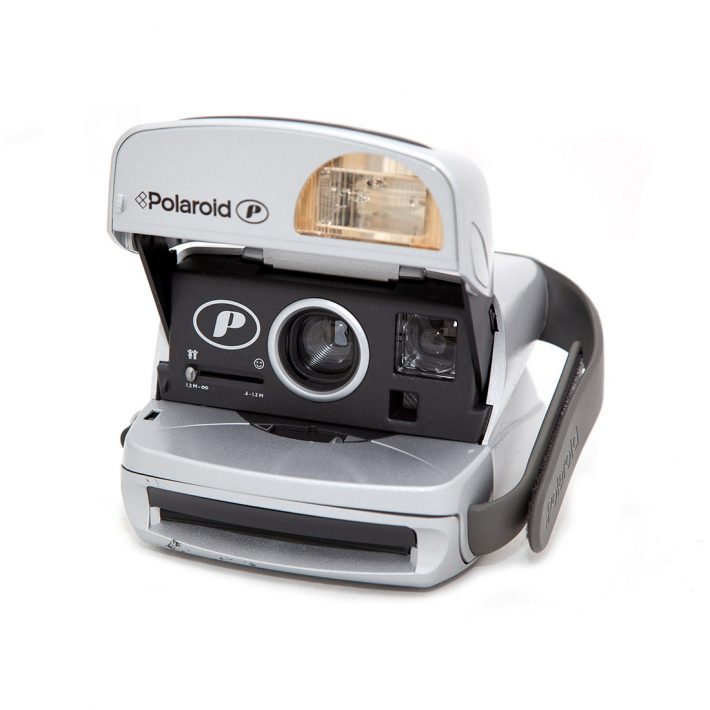Cámara instantánea Polaroid P del año 1998. Utiliza cartuchos de película de la serie 600. Fabricación estadounidense.