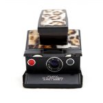 Cámara instantánea Polaroid SX-70 Land Camera Alpha 1 Model 2 de los años 70 decorada de leopardo.