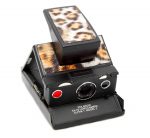 Cámara instantánea Polaroid SX-70 Land Camera Alpha 1 Model 2 de los años 70 decorada de leopardo.