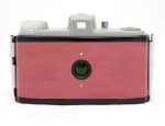 Cámara de baquelita Kodak Pony 828 de los años 50 pintada de rosa.