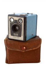 Cámara de cajón Kodak Brownie Six-20 Model D pintada de azul