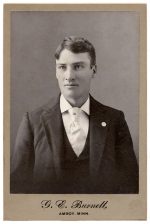 Foto Cabinet. Retrato de hombre. Estudio G. E. Burnett. Amboy, Minnesota, Estados Unidos. 1899